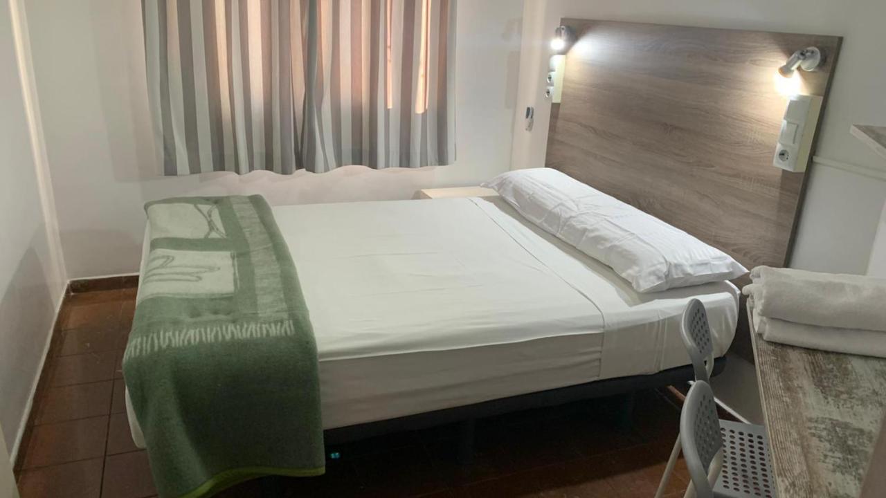 Casa De Huespedes Almansa Hotel มาดริด ภายนอก รูปภาพ