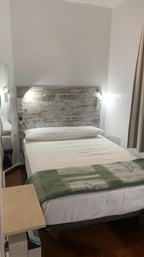 Casa De Huespedes Almansa Hotel มาดริด ภายนอก รูปภาพ