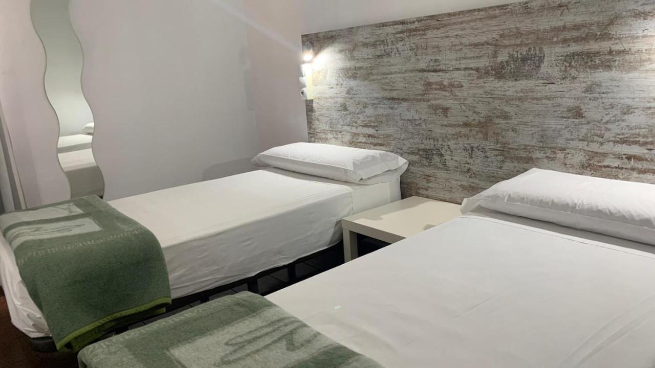 Casa De Huespedes Almansa Hotel มาดริด ภายนอก รูปภาพ