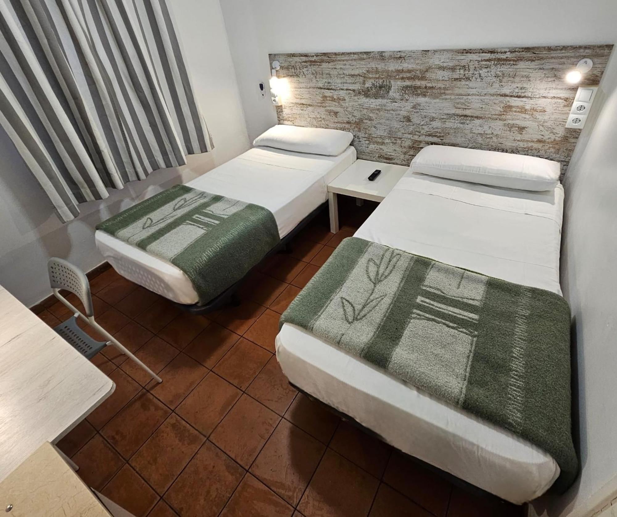 Casa De Huespedes Almansa Hotel มาดริด ภายนอก รูปภาพ