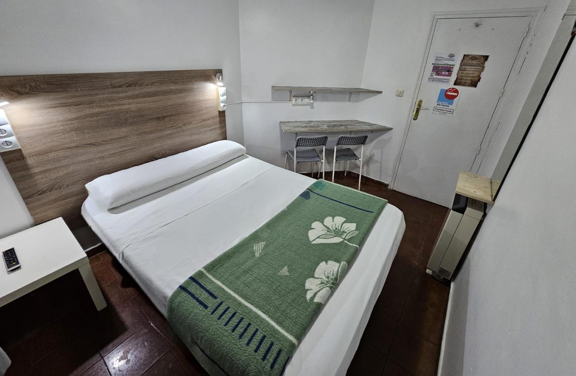 Casa De Huespedes Almansa Hotel มาดริด ภายนอก รูปภาพ
