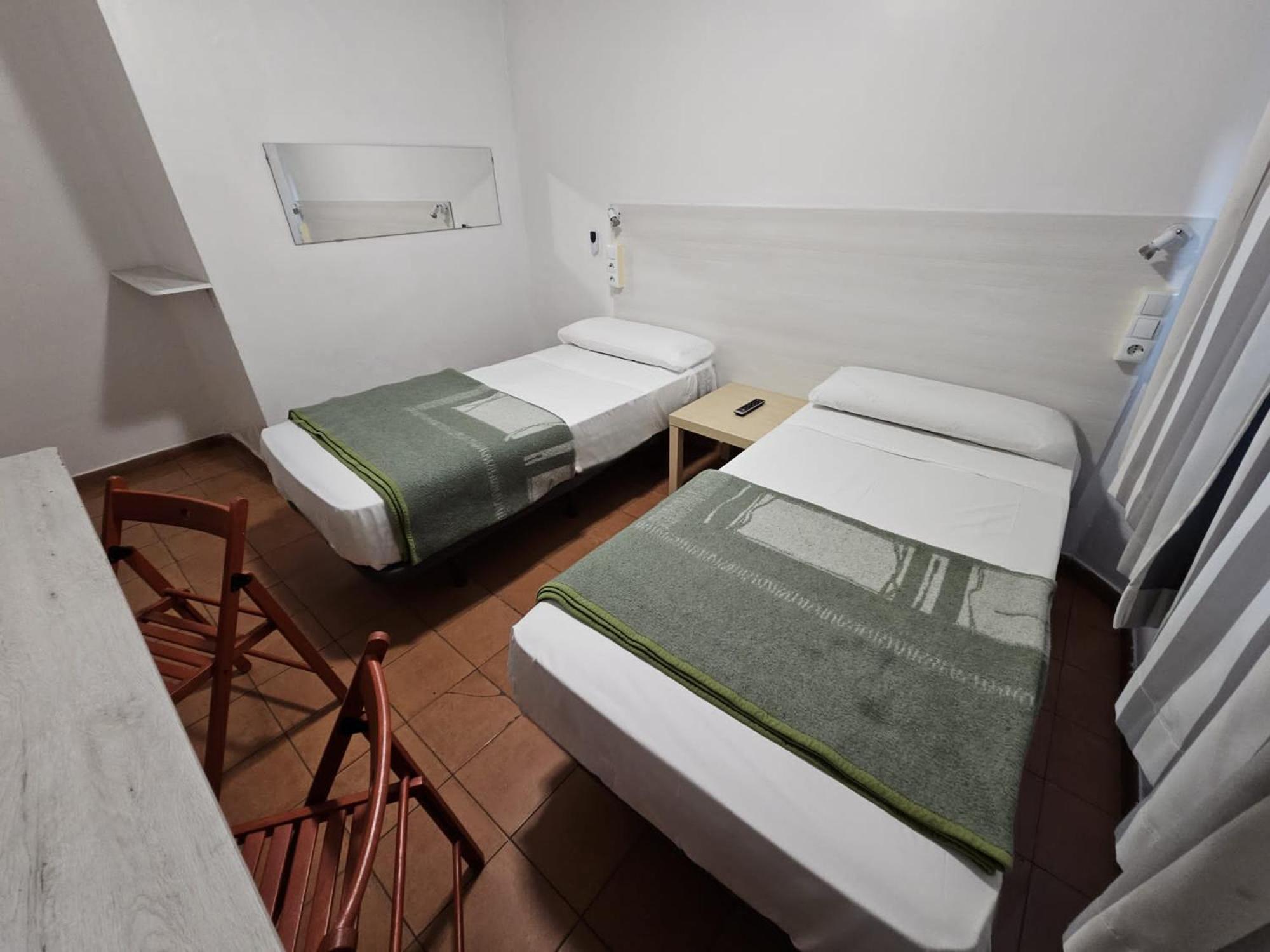 Casa De Huespedes Almansa Hotel มาดริด ภายนอก รูปภาพ