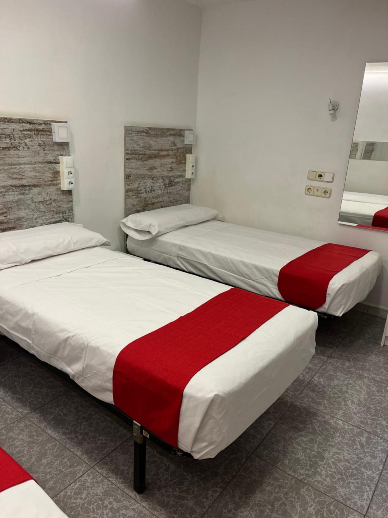Casa De Huespedes Almansa Hotel มาดริด ภายนอก รูปภาพ