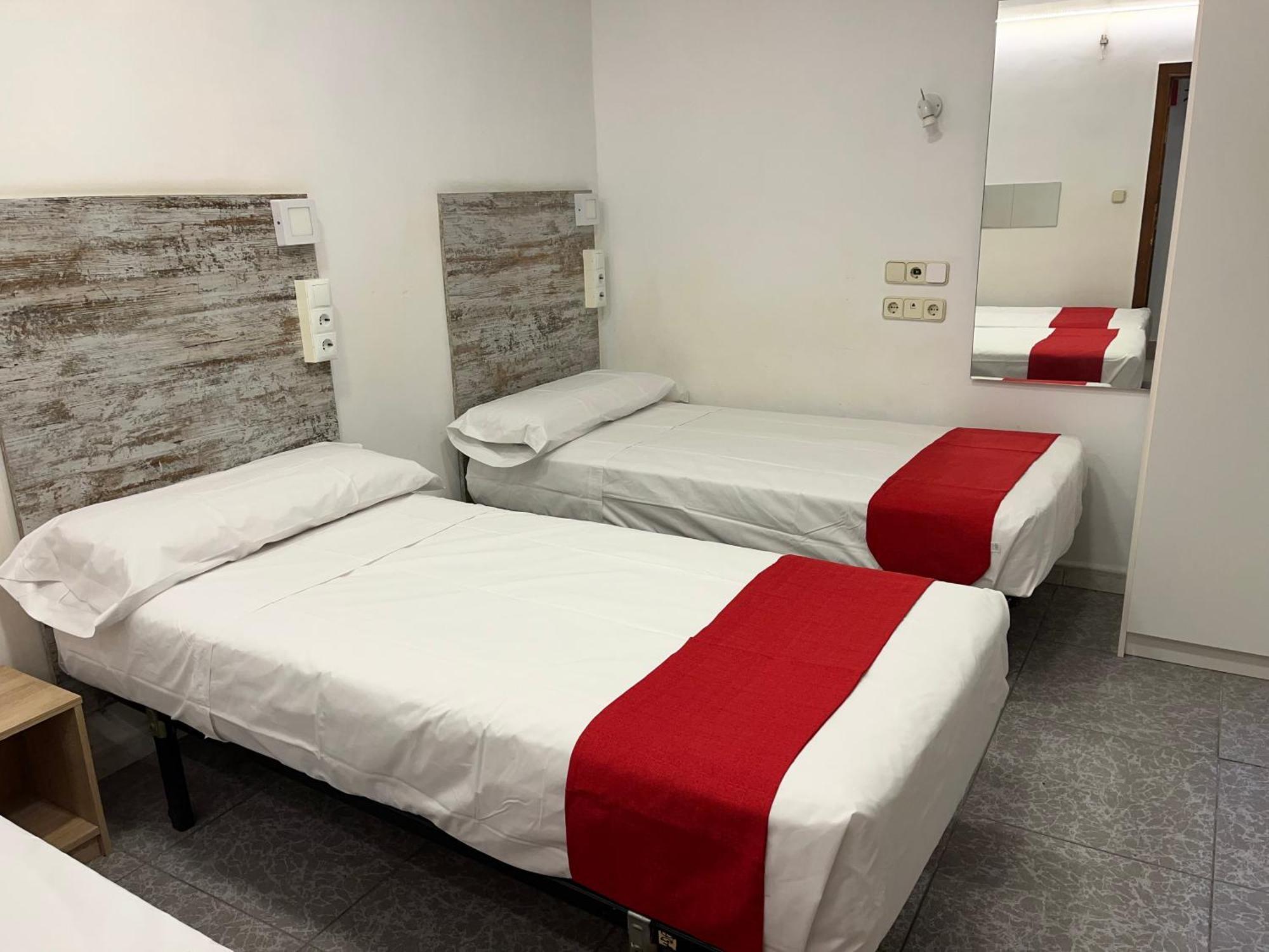 Casa De Huespedes Almansa Hotel มาดริด ภายนอก รูปภาพ