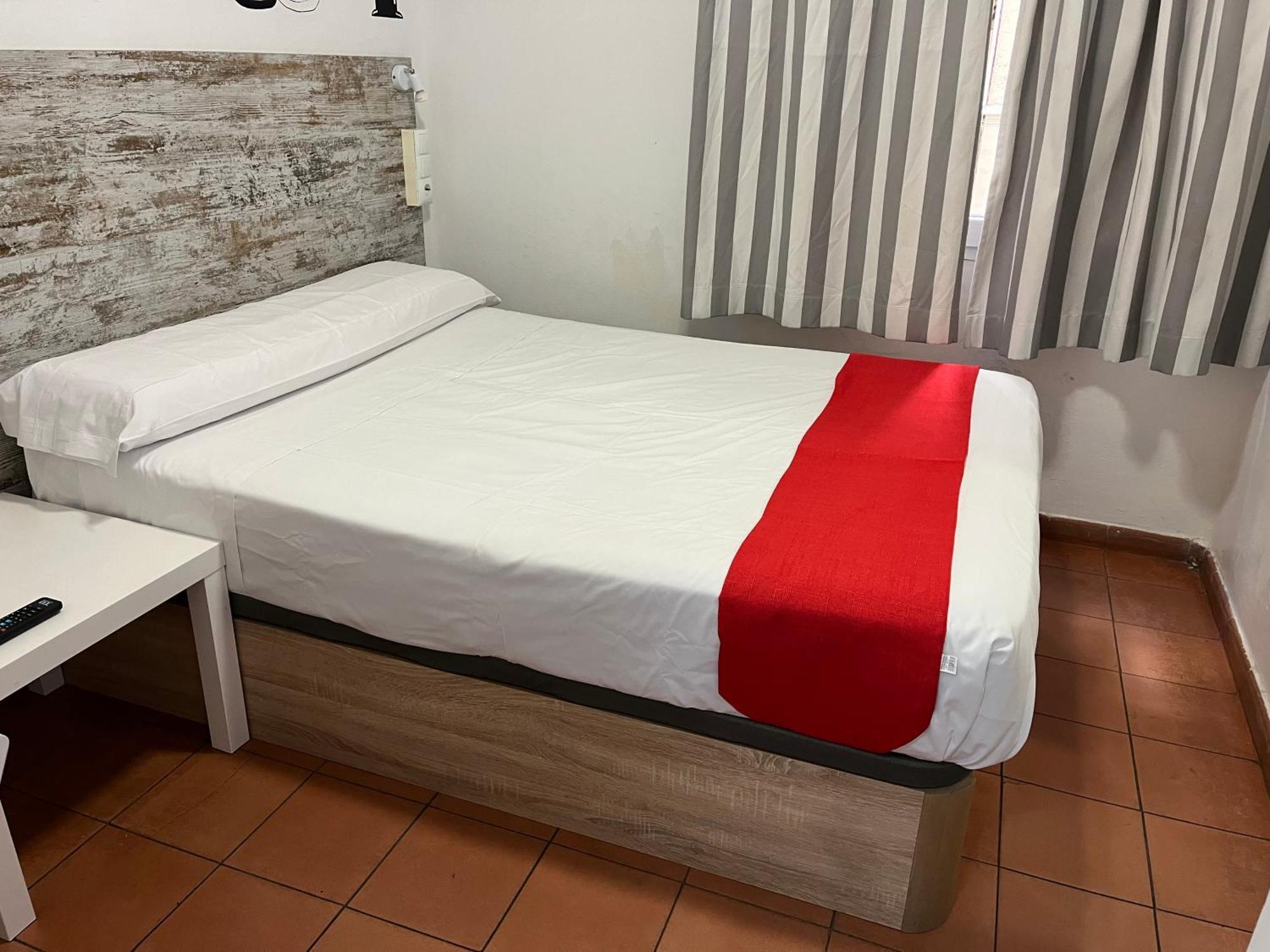 Casa De Huespedes Almansa Hotel มาดริด ภายนอก รูปภาพ