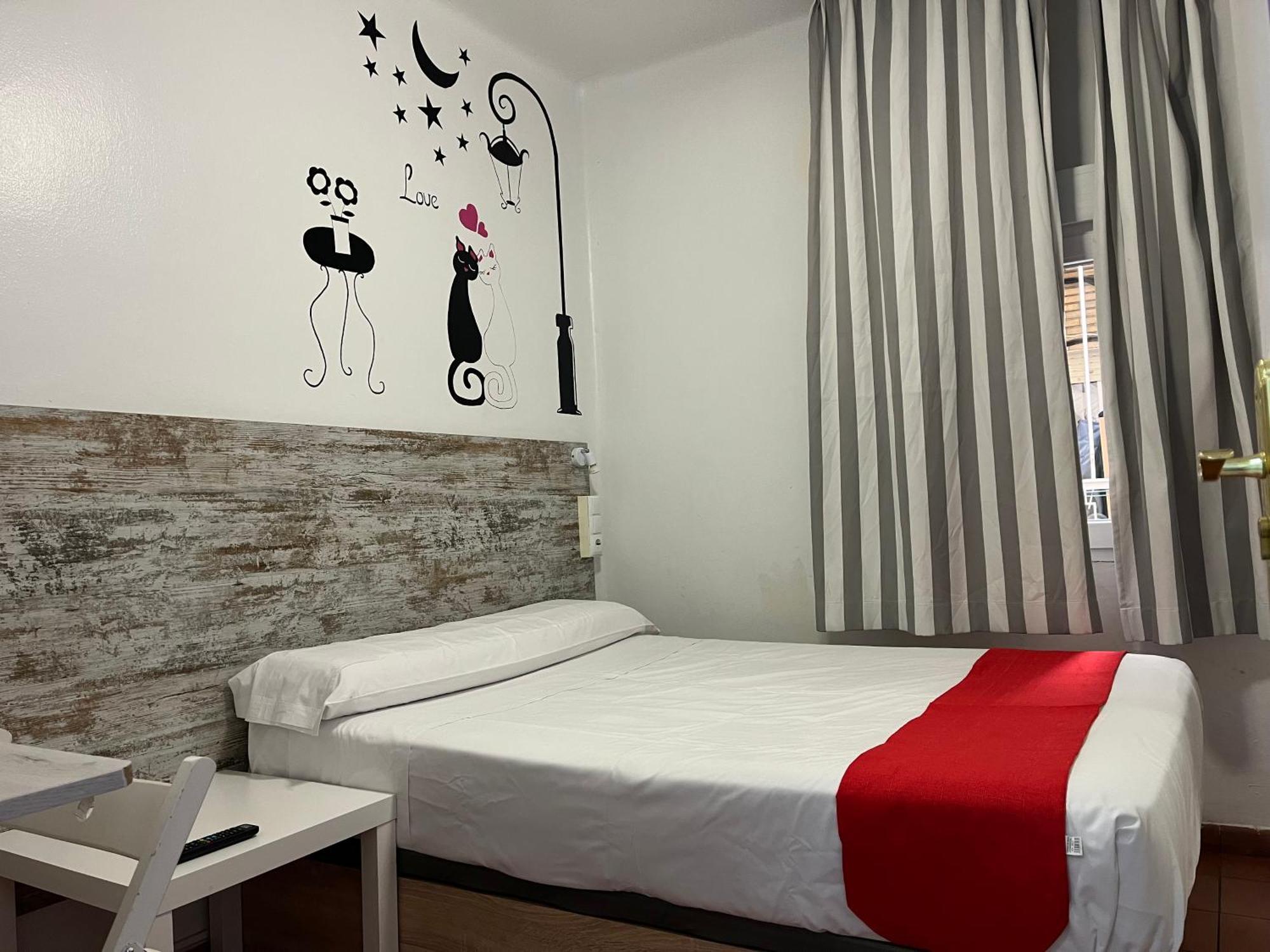 Casa De Huespedes Almansa Hotel มาดริด ภายนอก รูปภาพ