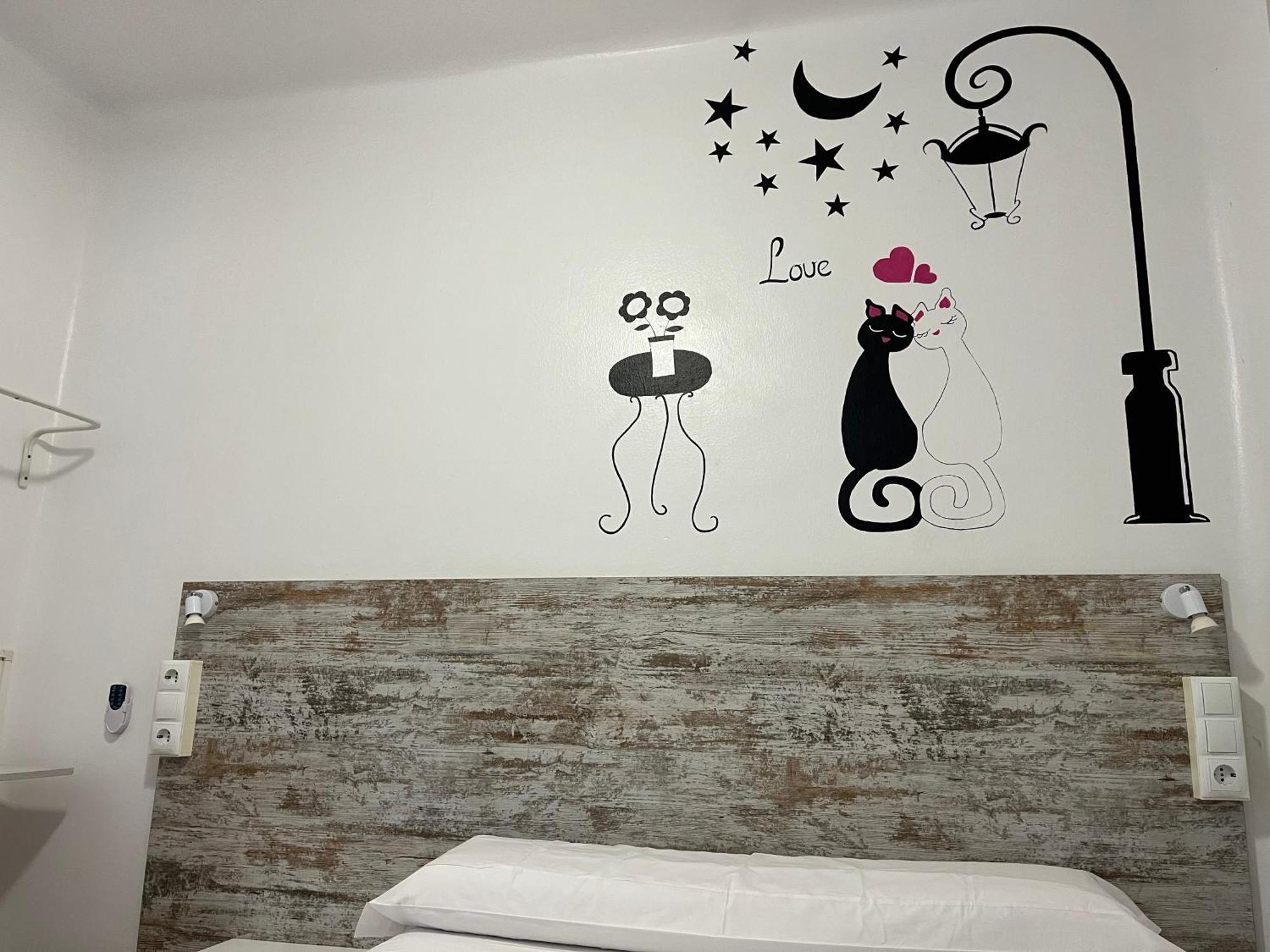 Casa De Huespedes Almansa Hotel มาดริด ภายนอก รูปภาพ