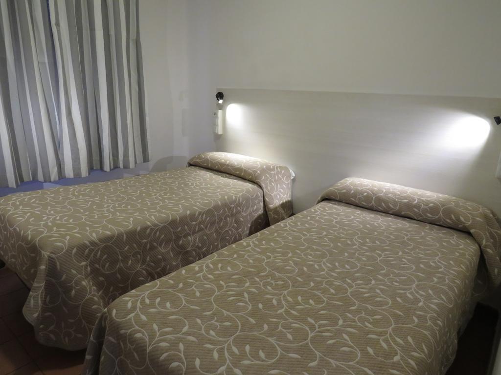 Casa De Huespedes Almansa Hotel มาดริด ภายนอก รูปภาพ